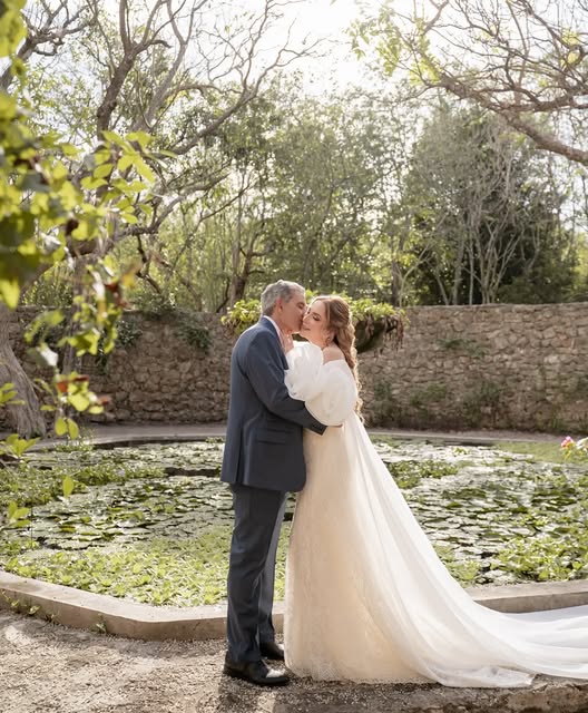 Pareja de novios en el jardín de una hacienda en Yucatán